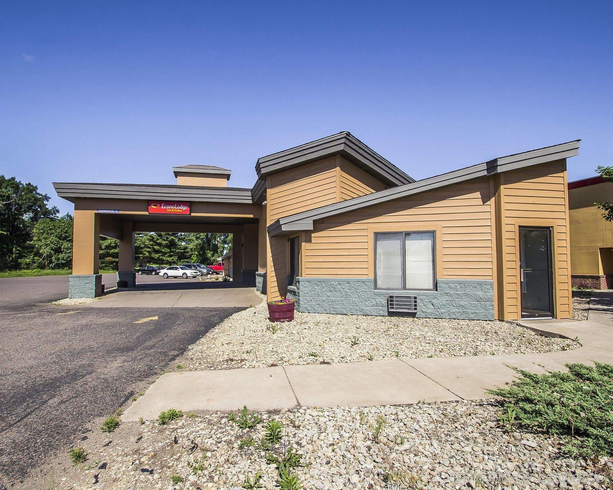 Econo Lodge Inn & Suites Menomonie Buitenkant foto