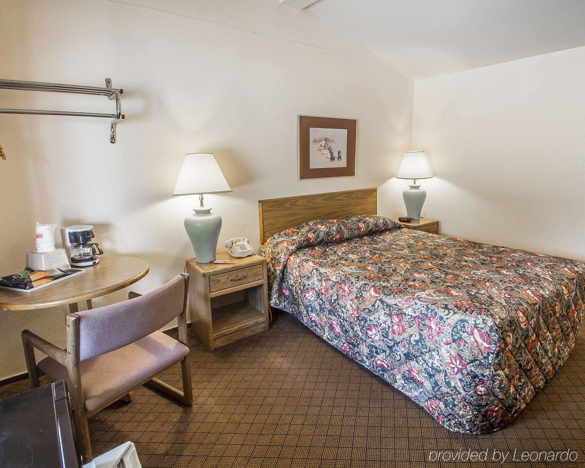 Econo Lodge Inn & Suites Menomonie Buitenkant foto