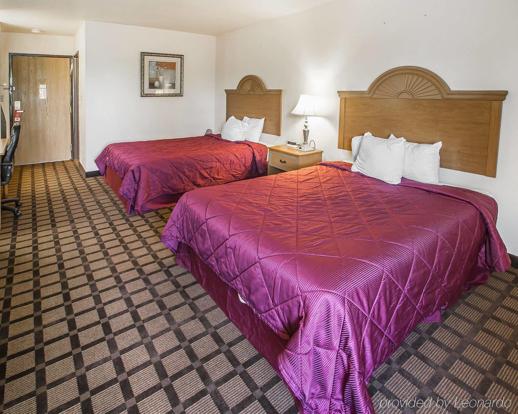 Econo Lodge Inn & Suites Menomonie Buitenkant foto