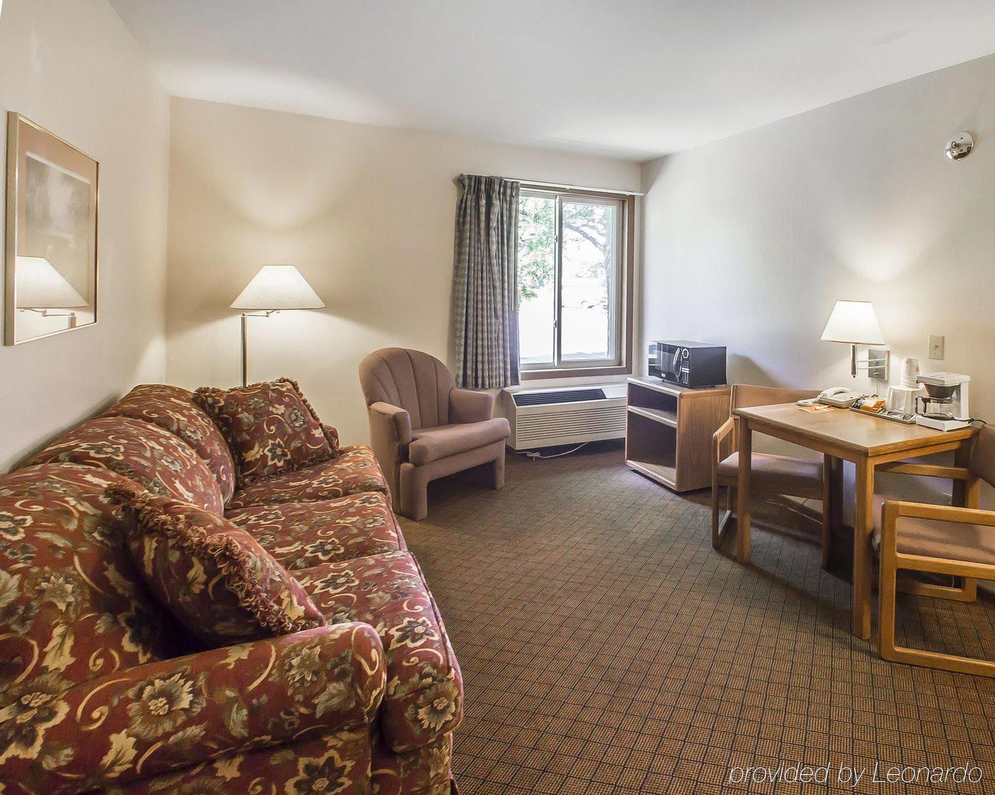 Econo Lodge Inn & Suites Menomonie Buitenkant foto