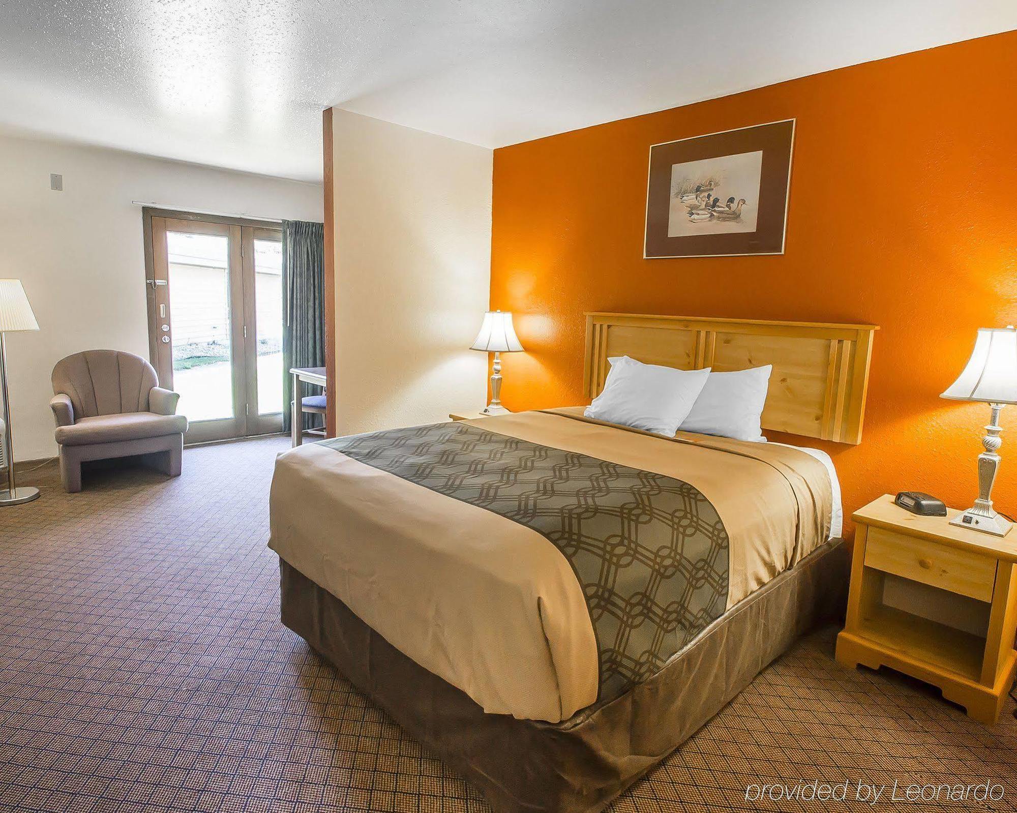 Econo Lodge Inn & Suites Menomonie Buitenkant foto
