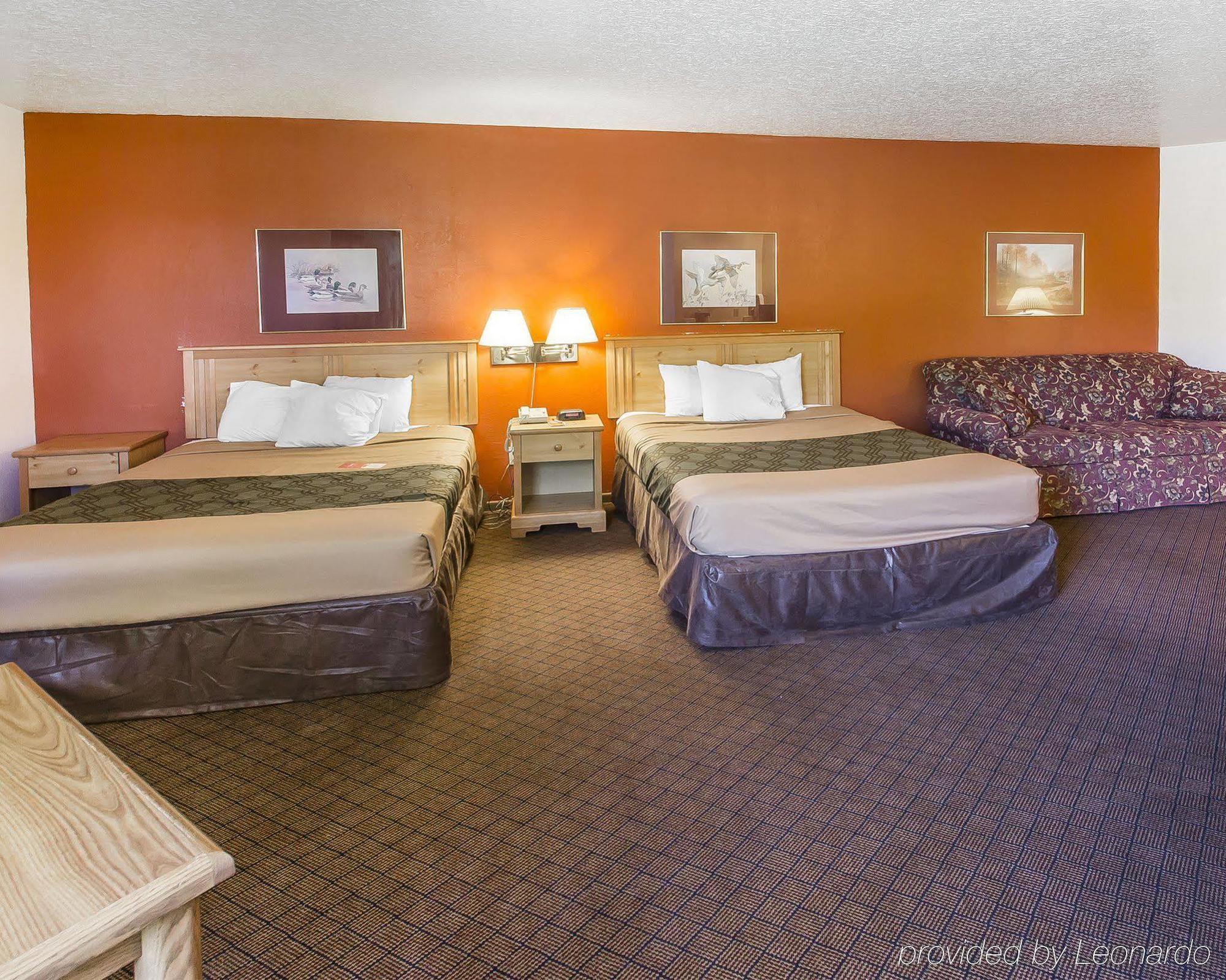 Econo Lodge Inn & Suites Menomonie Buitenkant foto