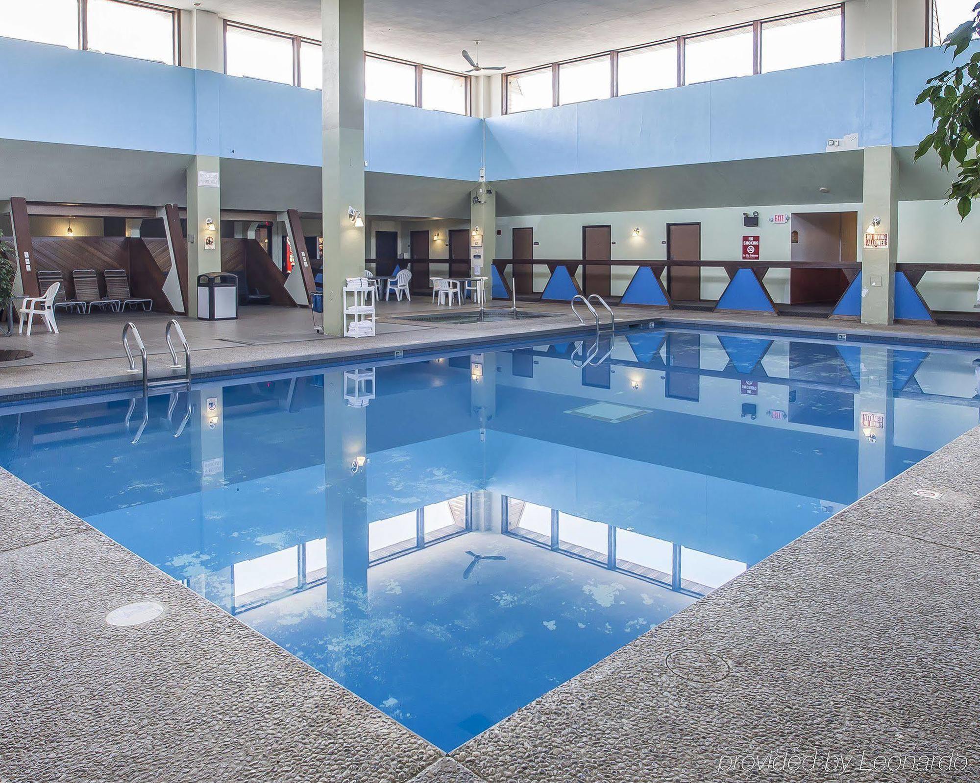 Econo Lodge Inn & Suites Menomonie Buitenkant foto
