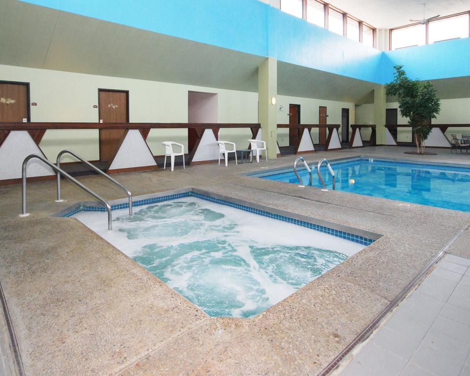 Econo Lodge Inn & Suites Menomonie Buitenkant foto